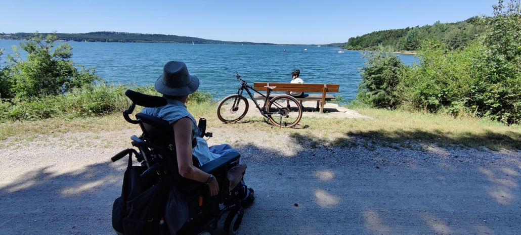 Blick auf den Brombachsee mit bank zum entspannen Blick auf den Brombachsee mit bank zum entspannen