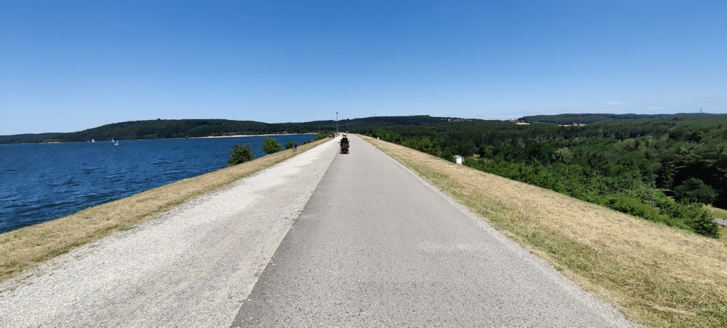 Über den Damm. Auf einer Seite der See und auf der anderen der stele Abgang. Ueber den Damm. Auf einer Seite der See und auf der anderen der stele Abgang