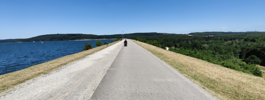 Ueber den Damm. Auf einer Seite der See und auf der anderen der stele Abgang